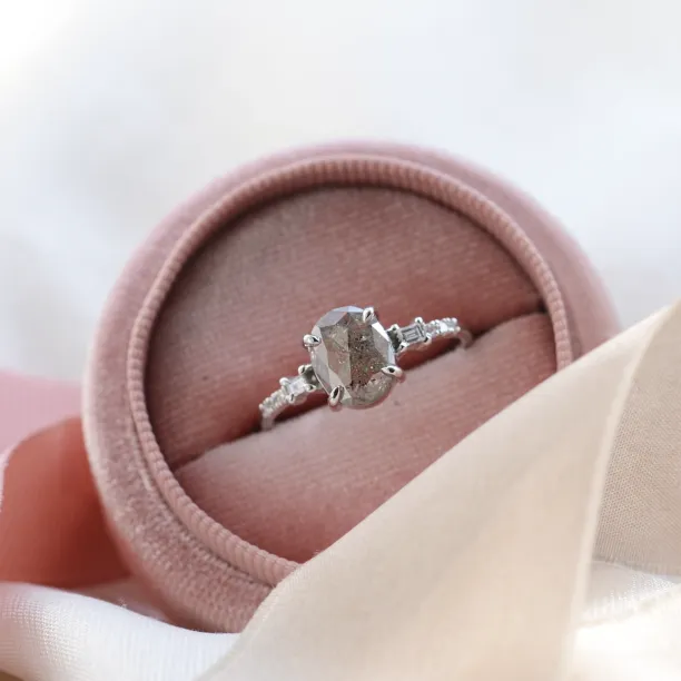 Luxusní zlatý prsten se salt and pepper diamantem a postranními diamanty BRONAGH Image
