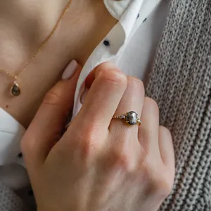 Luxusní zlatý prsten se salt and pepper diamantem a postranními diamanty BRONAGH Thumbnail