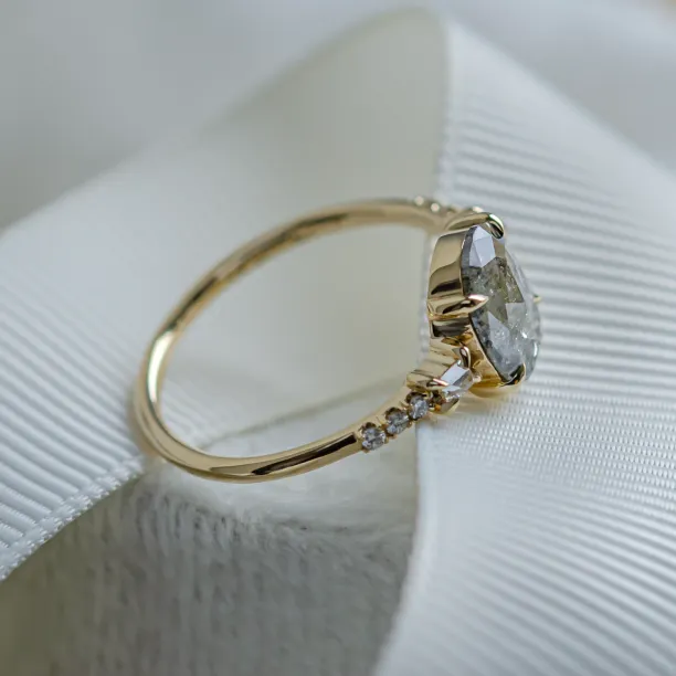 Luxusní zlatý prsten se salt and pepper diamantem a postranními diamanty BRONAGH Image