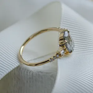 Luxusní zlatý prsten se salt and pepper diamantem a postranními diamanty BRONAGH Thumbnail
