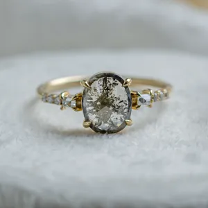 Luxusní zlatý prsten se salt and pepper diamantem a postranními diamanty BRONAGH Thumbnail