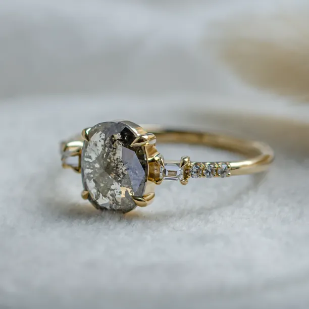 Luxusní zlatý prsten se salt and pepper diamantem a postranními diamanty BRONAGH Image
