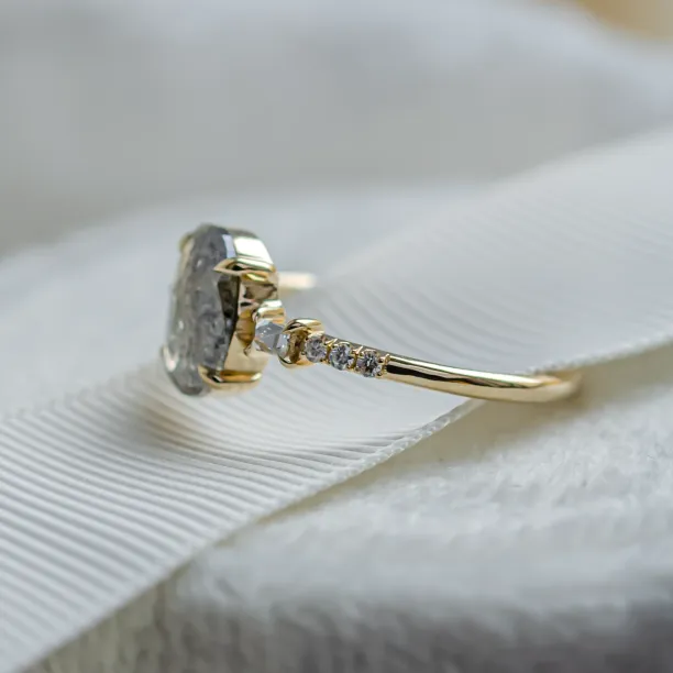 Luxusní zlatý prsten se salt and pepper diamantem a postranními diamanty BRONAGH Image