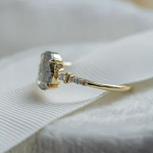 Luxusní zlatý prsten se salt and pepper diamantem a postranními diamanty BRONAGH Thumbnail