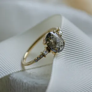 Luxusní zlatý prsten se salt and pepper diamantem a postranními diamanty BRONAGH Thumbnail