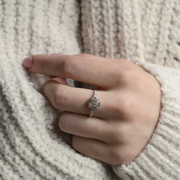 Luxusní zlatý prsten se salt and pepper diamantem a postranními diamanty BRONAGH Image