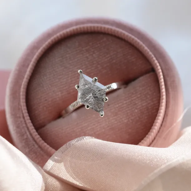 Angled close-up of the MAIREAD gold ring with rutilated quartz