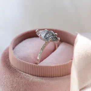 Angled view of the MAIREAD gold ring showing its rutilated quartz setting
