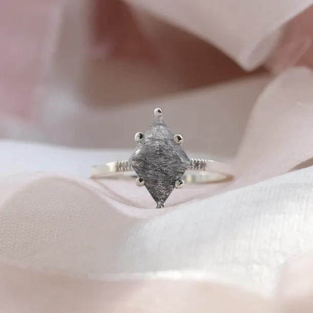 MAIREAD gold ring with a kite-shaped rutilated quartz and diamonds