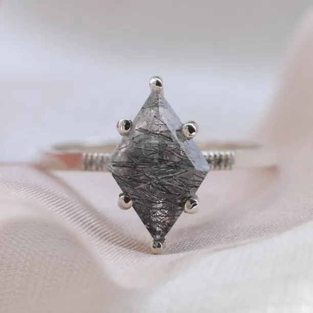 MAIREAD gold ring with rutilated quartz and diamonds