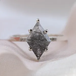 MAIREAD gold ring with rutilated quartz and diamonds