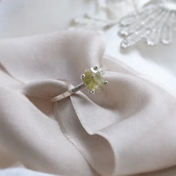 Zlatý zásnubní prsten se salt and pepper diamantem a postranními diamanty AILBHE Image