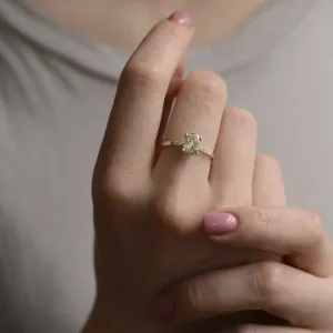 Zlatý zásnubní prsten se salt and pepper diamantem a postranními diamanty AILBHE Thumbnail