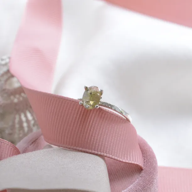 Zlatý zásnubní prsten se salt and pepper diamantem a postranními diamanty AILBHE Image