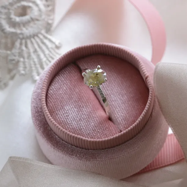 Zlatý zásnubní prsten se salt and pepper diamantem a postranními diamanty AILBHE Image