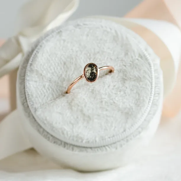 Zlatý prsten s bezel salt and pepper diamantem RIONA Image