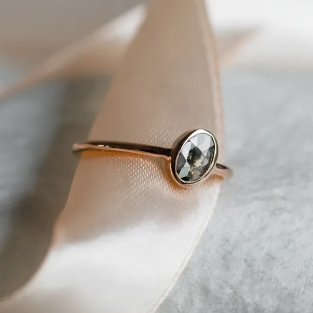 Zlatý prsten s bezel salt and pepper diamantem RIONA Image