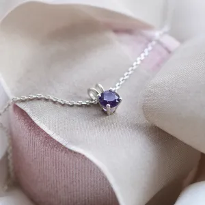 Detailní šikmý pohled na zlatý náhrdelník SHANNON s ametystovým přívěskem