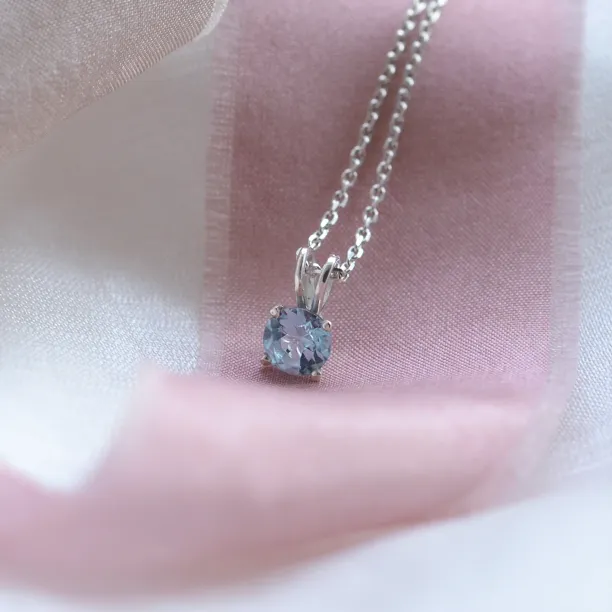 Zlatý minimalistický přívěsek s akvamarínem SINEAD Image