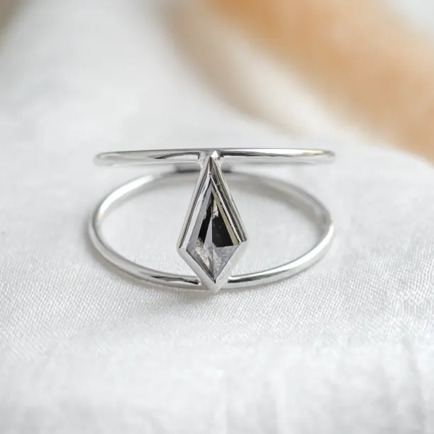 Gold double ring with salt and pepper diamond GRAINNE Image