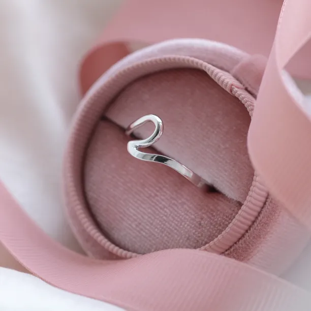 Minimalist gold wave ring WAVE