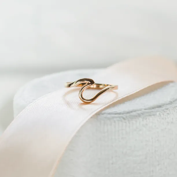 Minimalist gold wave ring WAVE