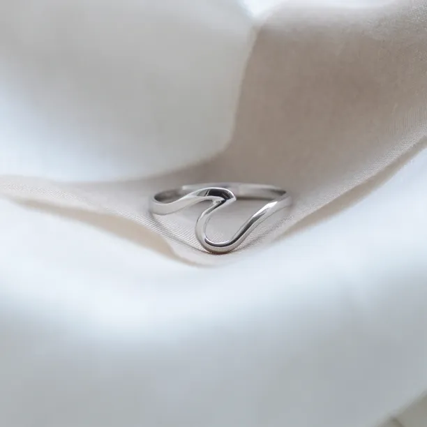 Minimalist gold wave ring WAVE