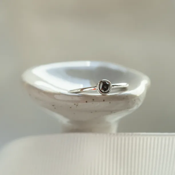 Minimalist engagement ring with salt and pepper diamond AINE Image