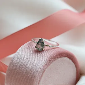 Detailní šikmý pohled na zlatý prsten BERTA s mechovým achátem