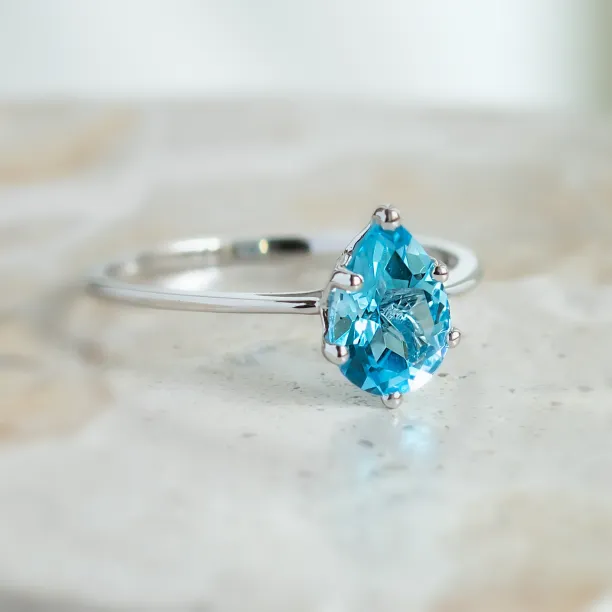 Gold ring with blue topaz OLLY Image