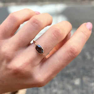 Zlatý prsten KARLIN s oválným salt and pepper diamantem na ruce