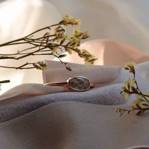 Zlatý prsten KARLIN s oválným salt and pepper diamantem v bezelovém osazení