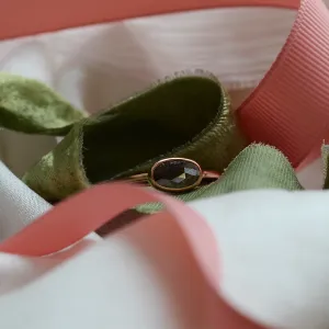Detailní pohled na zlatý prsten KARLIN s oválným salt and pepper diamantem