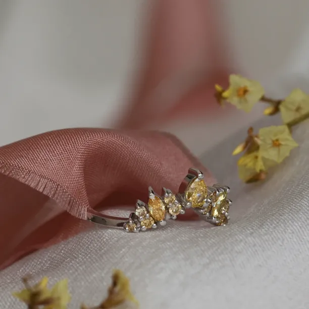 Zlatý prsten s fancy žlutými diamanty FIERIA Image