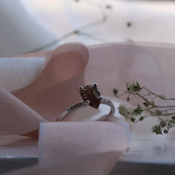 Šikmý pohled na zlatý prstýnek ROXANE se salt and pepper diamantem