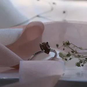 Šikmý pohled na zlatý prstýnek ROXANE se salt and pepper diamantem