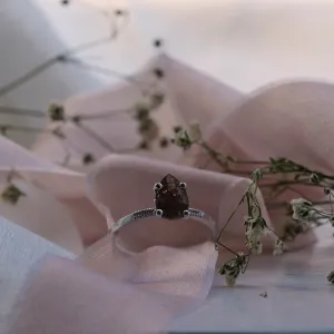 Šikmý pohled na zlatý prstýnek ROXANE s diamantem ve tvaru kapky
