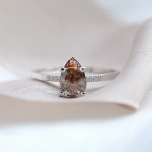 Zlatý prstýnek ROXANE se salt and pepper diamantem a malými diamanty