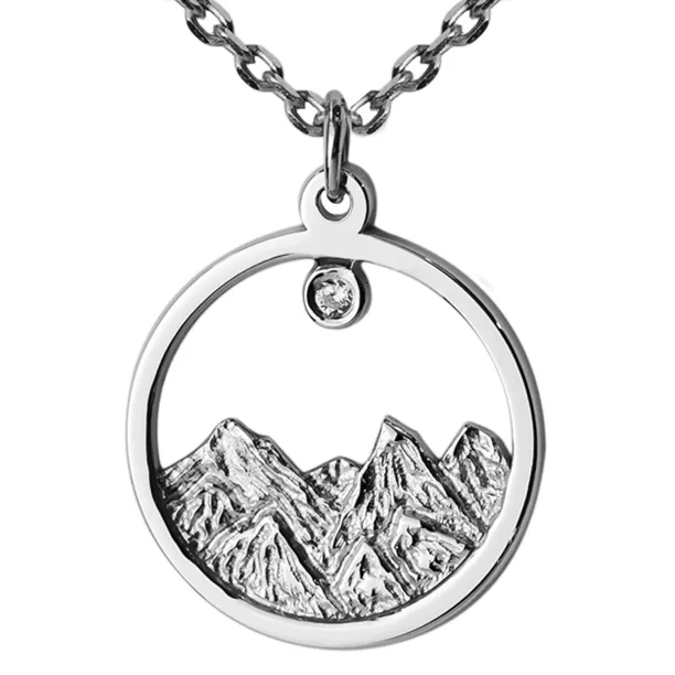 Detail stříbrného přívěsku EVEREST s diamantem a motivem hor