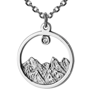 Detail stříbrného přívěsku EVEREST s diamantem a motivem hor
