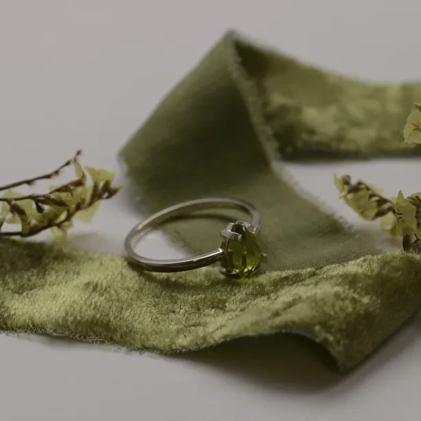 Gold ring with peridot BERTA Image