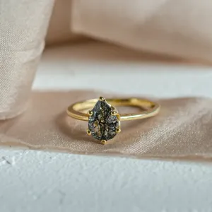 Gold ring with pear quartz OLLY Thumbnail