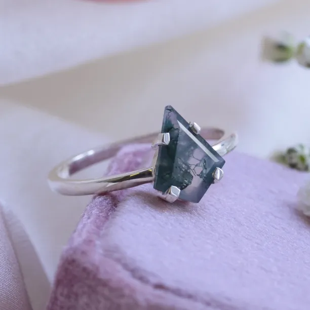 Minimalist gold ring with moss agate BERTA Image