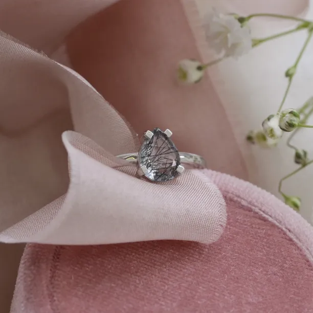 Detail rutil quartzu ve tvaru kapky ve zlatém prstenu BERTA