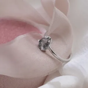 Šikmý detail zlatého prstenu BERTA s rutil quartzem ve tvaru kapky