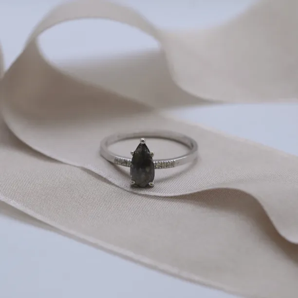 Šikmý pohled na zlatý prsten s diamantem salt and pepper a postranními diamanty