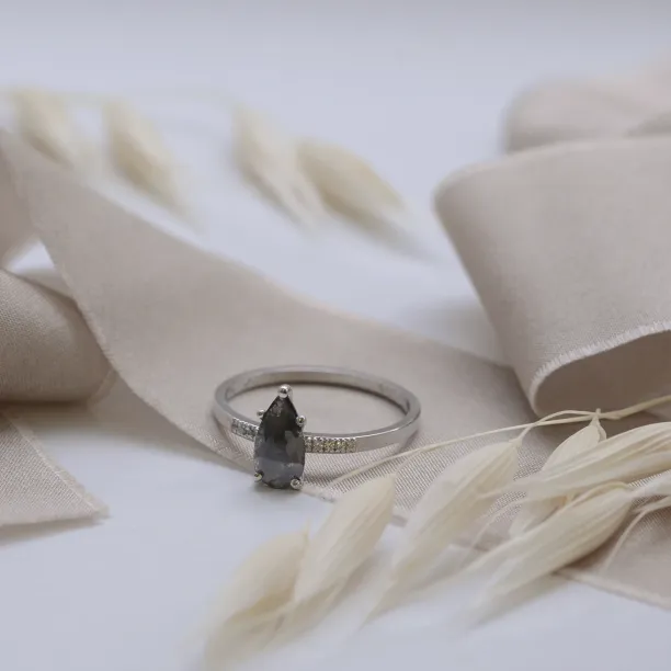 Detailní pohled na zlatý prsten s diamantem salt and pepper a postranními diamanty