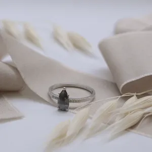 Detailní pohled na zlatý prsten s diamantem salt and pepper a postranními diamanty