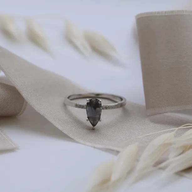 Zlatý prsten ROXANE s diamantem salt and pepper a postranními diamanty
