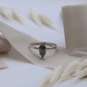Zlatý prsten ROXANE s diamantem salt and pepper a postranními diamanty
